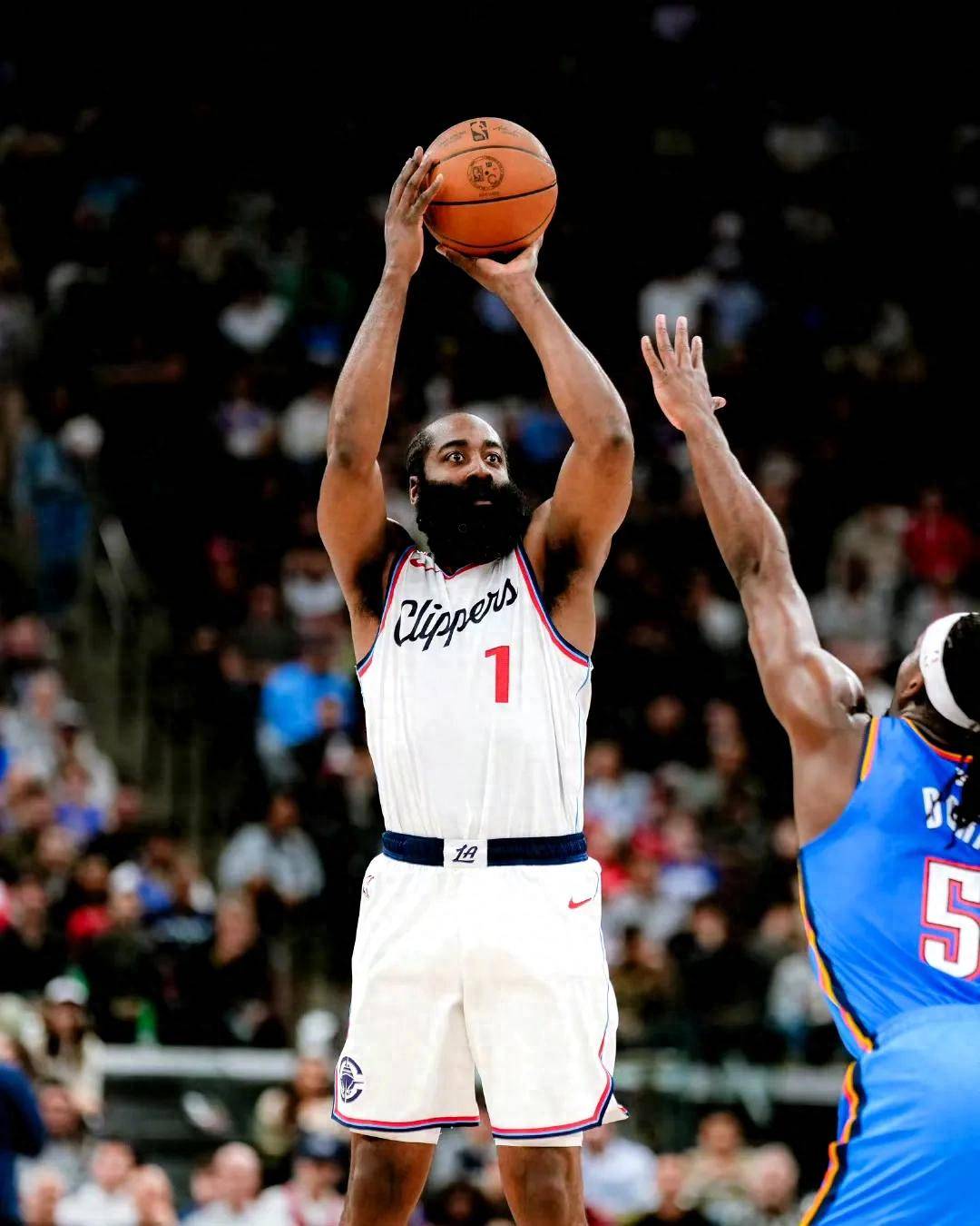 哈登重返赛场，比赛局势复杂首场状态出色，勇士观众沸腾！